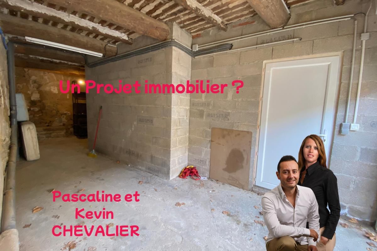 GRANS À louer - Grand garage 20 m² avec électricité - Centre-ville de Grans 1