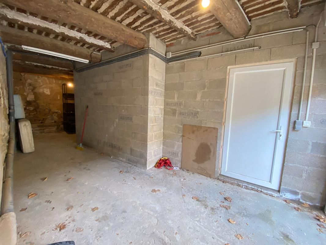 GRANS À louer - Grand garage 20 m² avec électricité - Centre-ville de Grans 2