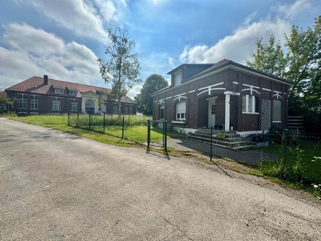 MOREUIL Ensemble  immobilier exceptionnel  pour investisseurs  ou bailleurs sociaux .Terrain  7159m2 Surface hab:1883m2 2