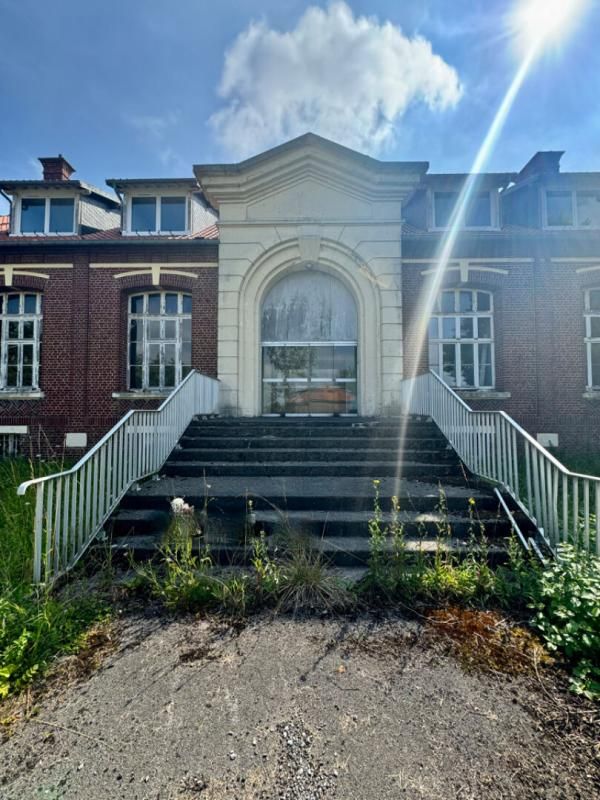 MOREUIL Ensemble  immobilier exceptionnel  pour investisseurs  ou bailleurs sociaux .Terrain  7159m2 Surface hab:1883m2 3