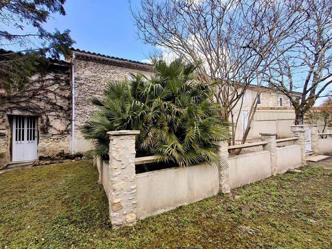 PUGNAC Maison composée de 2 logements + garage de 83 m² + dépendance 2
