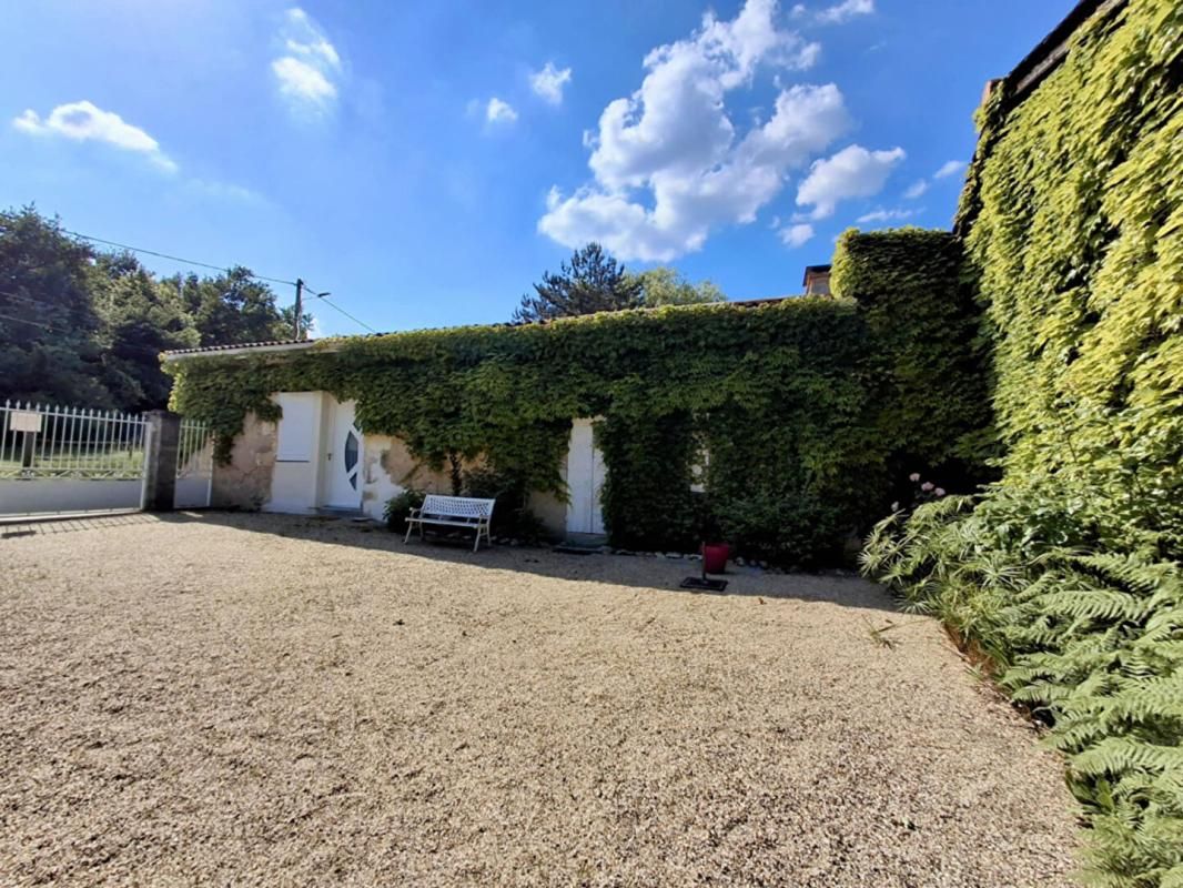 PUGNAC Maison composée de 2 logements + garage de 83 m² + dépendance 3