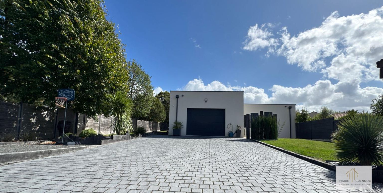 Maison contemporaine de plain-pied 5 pièces sur terrain de 800m2