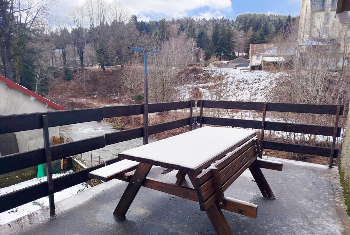 Laveyrune maison avec terrasse et vue sur l' Allier