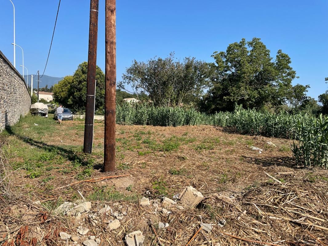 TERRAIN 2700 m² NON CONSTRUCTIBLE EN BORD DE ROUTE