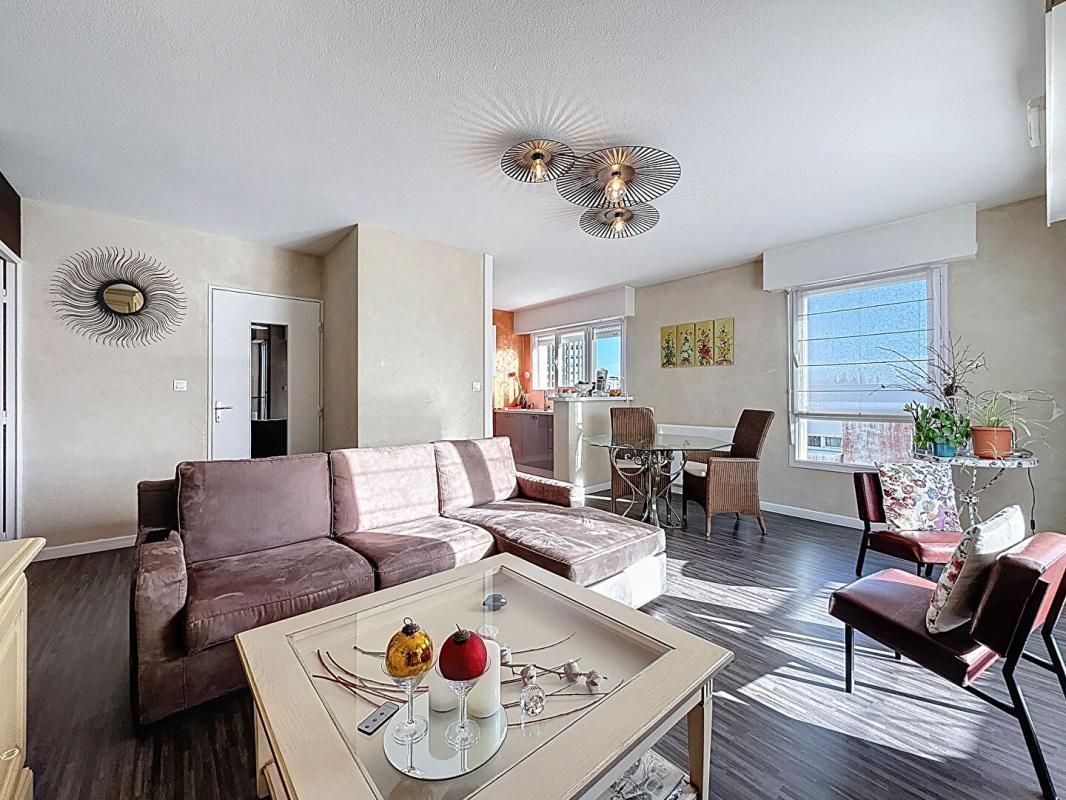 VANNES Appartement T4 de 81 m² avec 2 balcons et 2 parkings. Quartier GARE, Vannes 2