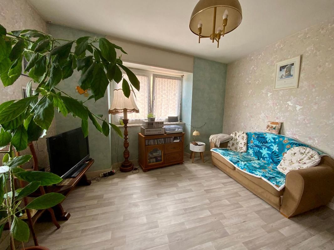 ESCLES Ensemble immobilier à réhabiliter 4