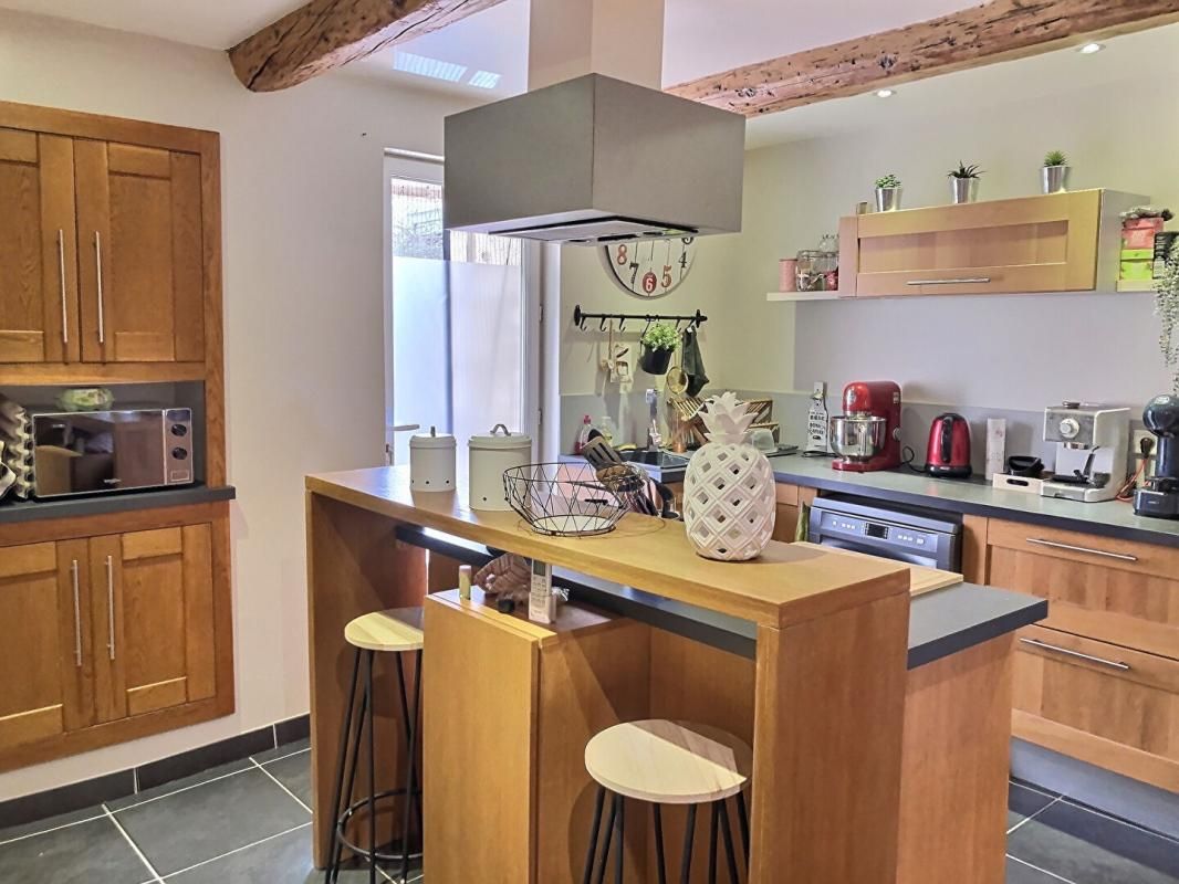 SAINTE-ANASTASIE SAINTE ANASTASIE  Maison de village  4 pièce(s) 104 m2 avec terrasse et cour 3 chambres 3