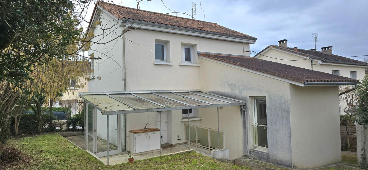 Maison de ville, de type 5, sous-sol, garage et jardin clos de 317 m²