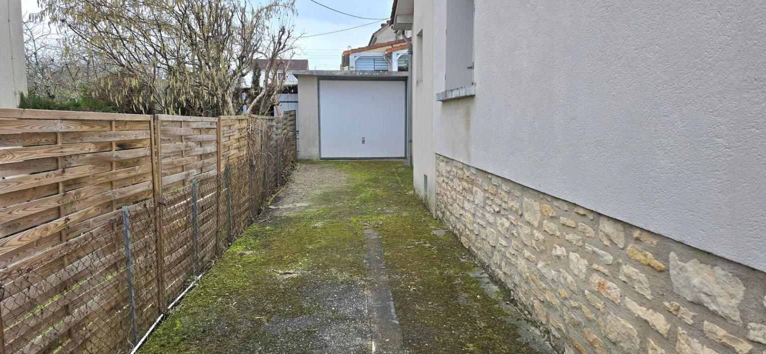 COULOUNIEIX-CHAMIERS Maison de ville, de type 5, sous-sol, garage et jardin clos de 317 m² 4