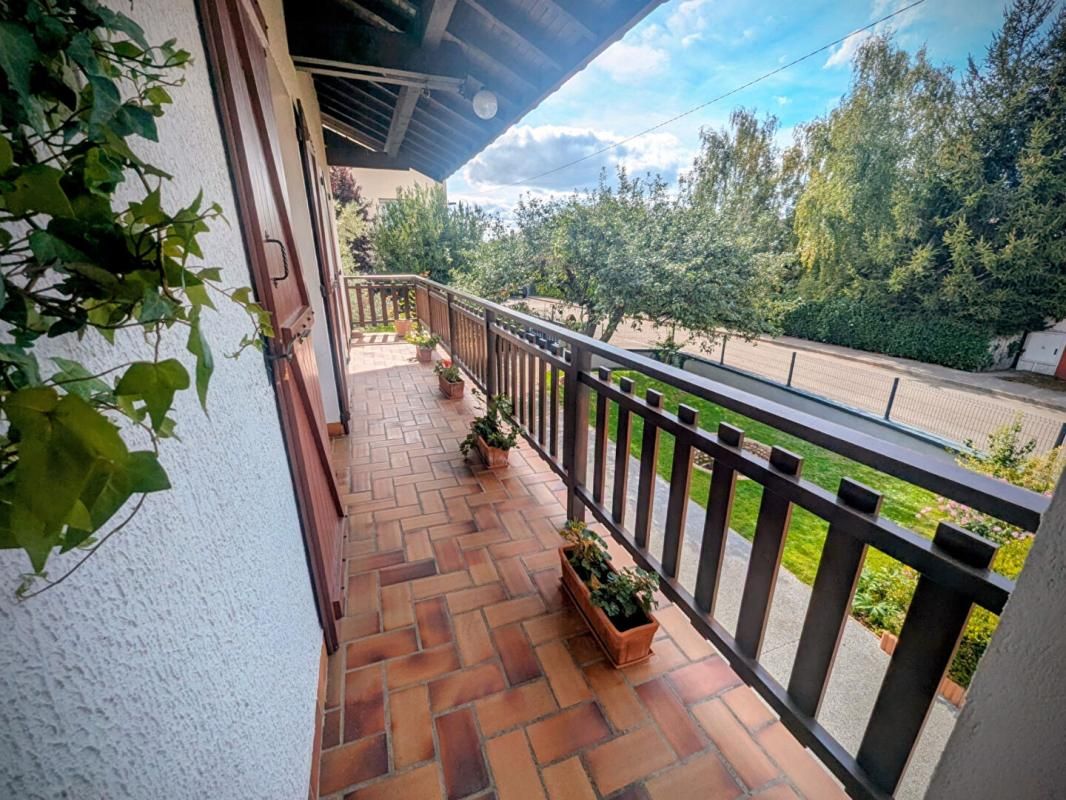 BOURG-EN-BRESSE Maison Bourg En Bresse 6 pièce(s) 166.42 m2 2