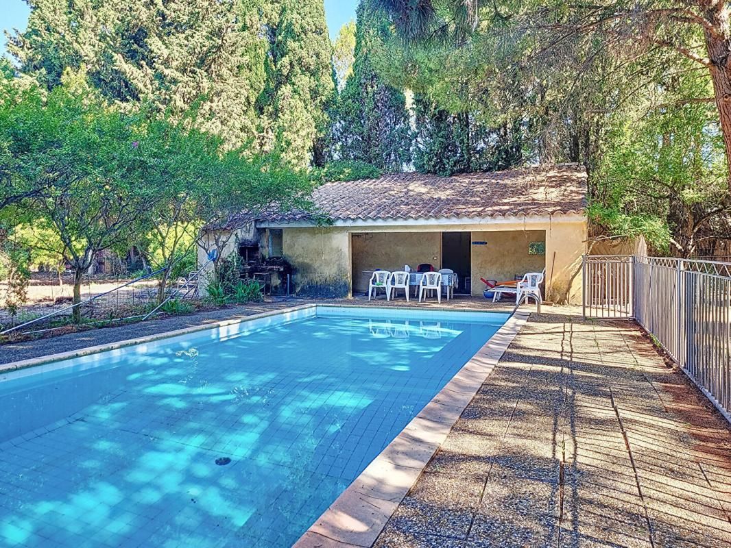 CHATEAURENARD Propriété en campagne 153m2 habitable 140m2 garage  5 chambres piscine 2