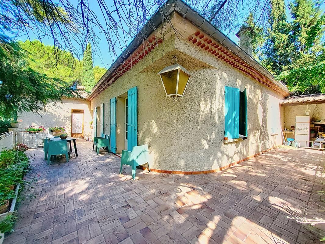 CHATEAURENARD Propriété en campagne 153m2 habitable 140m2 garage  5 chambres piscine 3