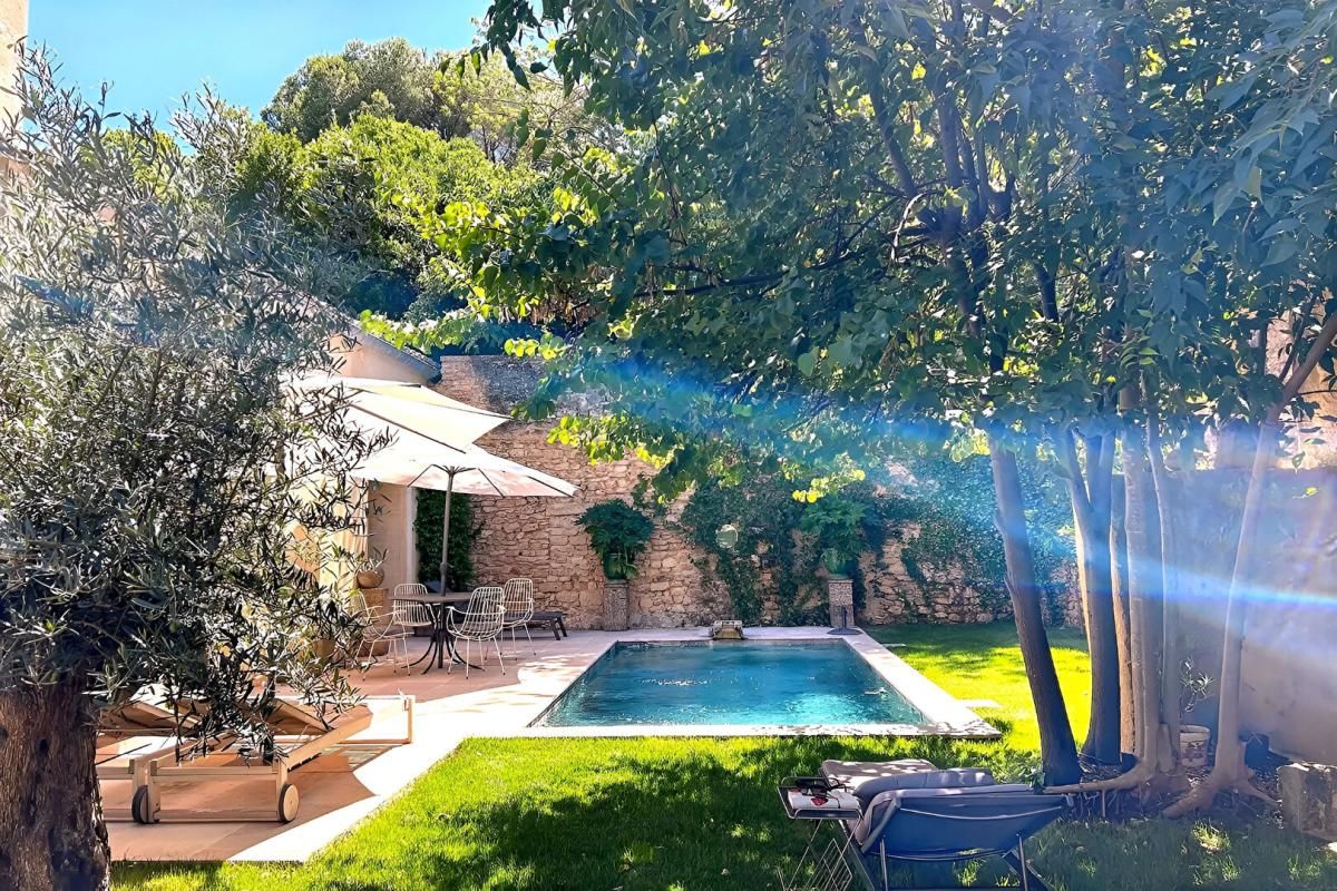 UZES à 9 minutes Propriété superbement restaurée, élégants espaces de vie, 5 chambres, maison d'invités, jardin avec piscine, village tous commerces