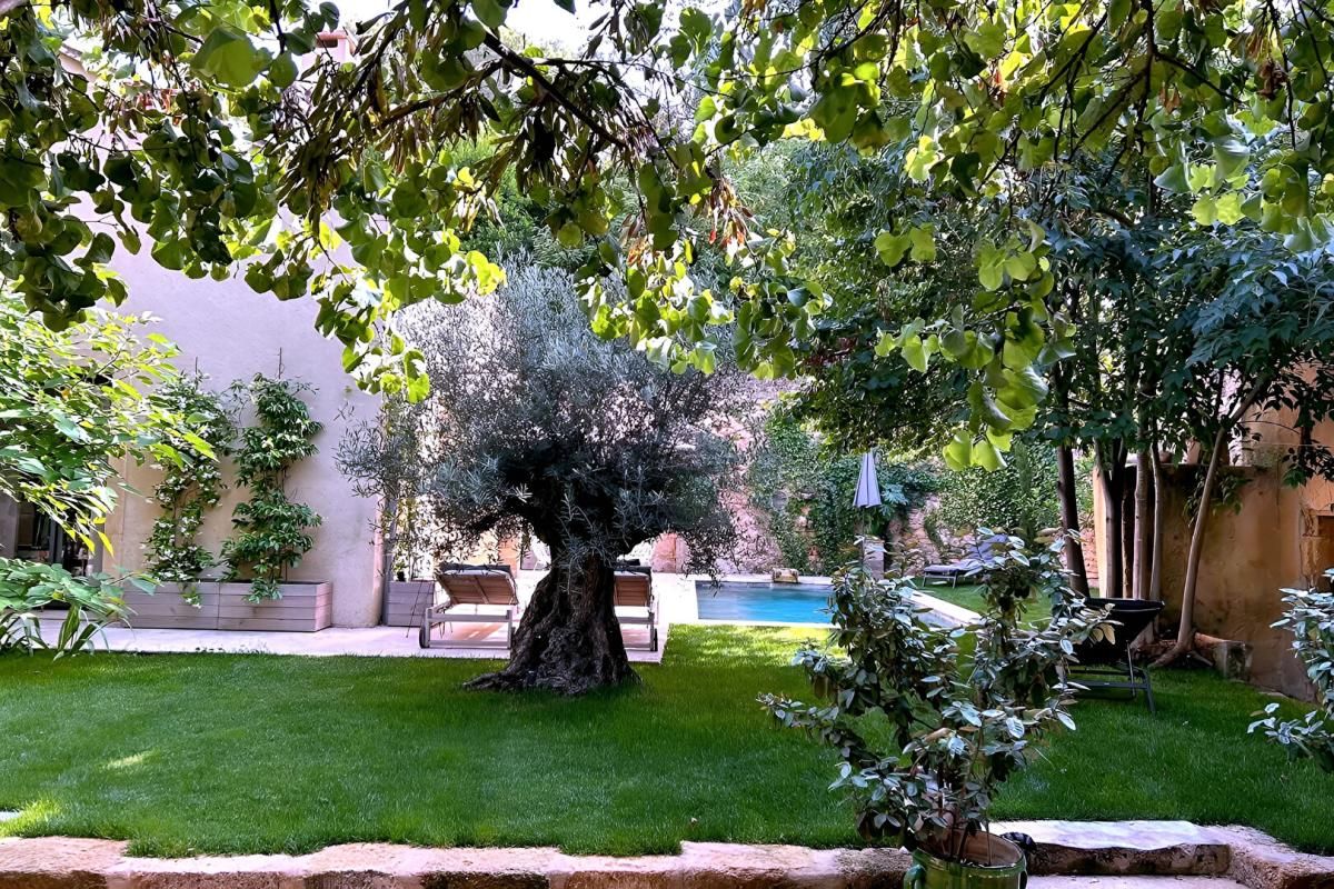 UZES UZES à 9 minutes Propriété superbement restaurée, élégants espaces de vie, 5 chambres, maison d'invités, jardin avec piscine, village tous commerces 2