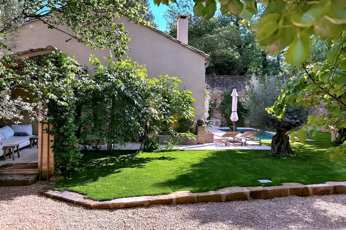 UZES UZES à 9 minutes Propriété superbement restaurée, élégants espaces de vie, 5 chambres, maison d'invités, jardin avec piscine, village tous commerces 3