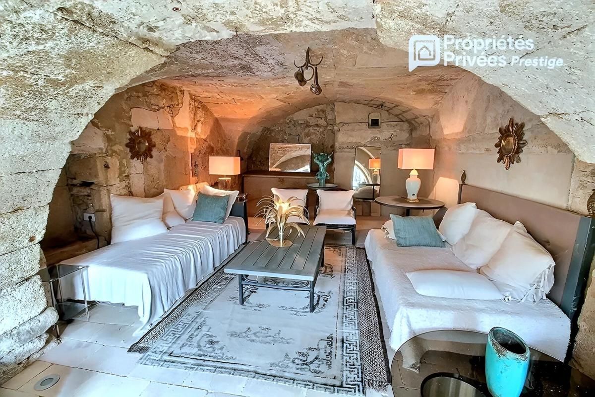 UZES UZES à 9 minutes Propriété superbement restaurée, élégants espaces de vie, 5 chambres, maison d'invités, jardin avec piscine, village tous commerces 4