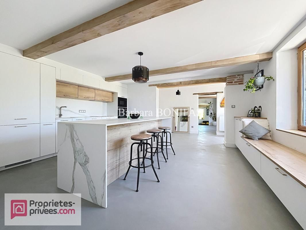 MONCLAR-DE-QUERCY Maison rénovée 6 pièces 202 m2 2