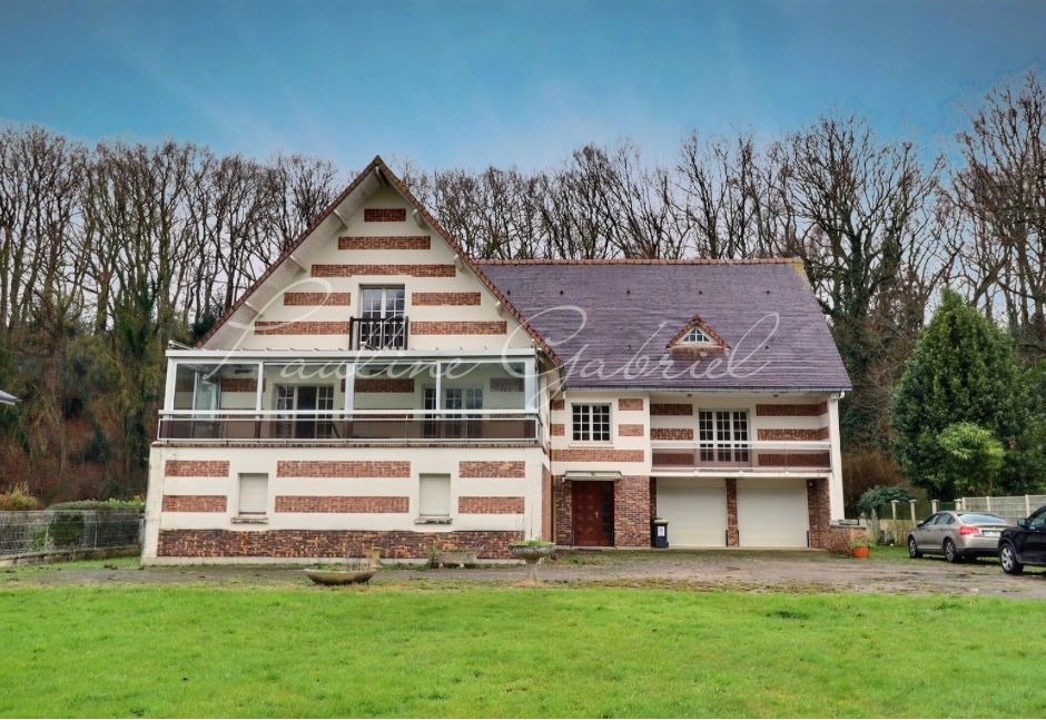 Maison de caractère, 2000m2 terrain plat, 3 hectares de bois, grands volumes de vie, fort potentiel