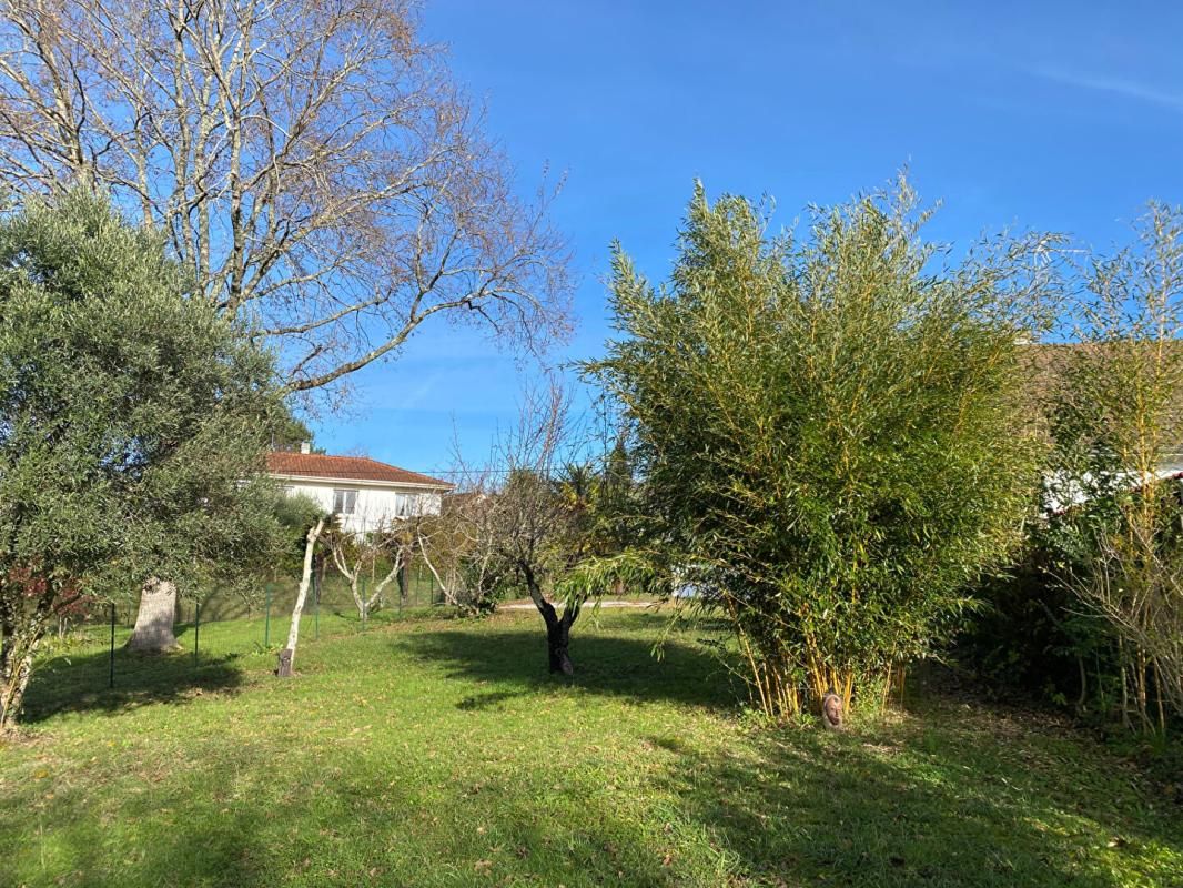 Terrain constructible de 500 m2 à Salies De Bearn