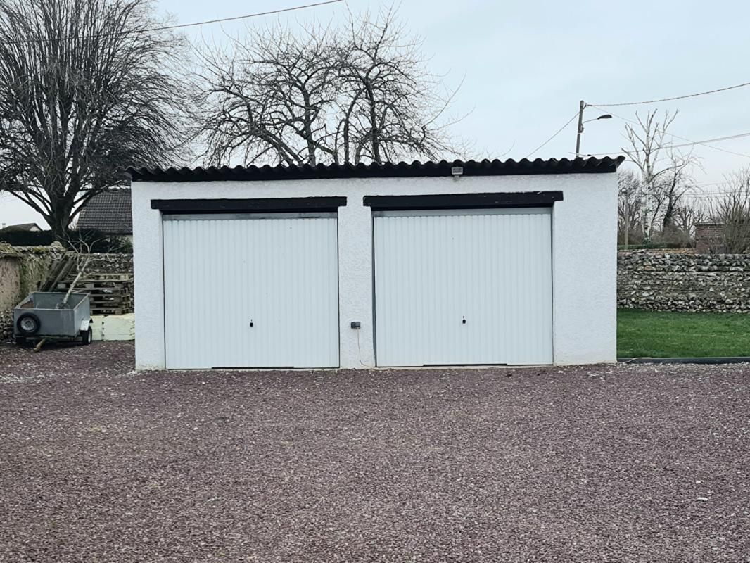 AILLY Ailly - Maison de plain pied de 85.50 m2 - une grande chambre - 2 garages sur un terrain plat de 644 m2- Prix : 157.000 3