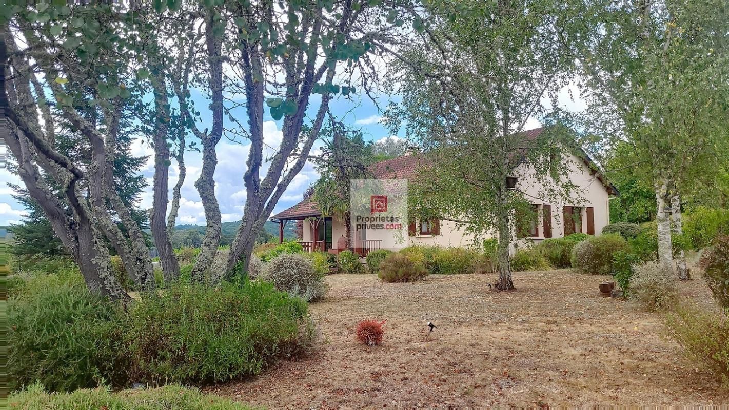 10 km de Montignac Lascaux. Cocon familial avec potentiel artisanal. 4 chambres. 2 salles d'eau. Dépendances. Joli jardin de 2528 m2