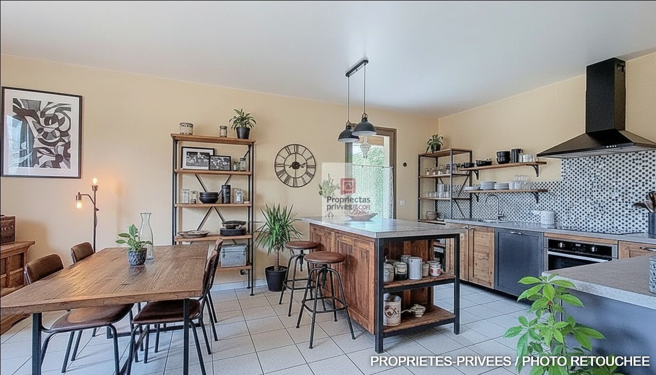 MONTIGNAC 10 km de Montignac Lascaux. Cocon familial avec potentiel artisanal. 4 chambres. 2 salles d'eau. Dépendances. Joli jardin de 2528 m2 4