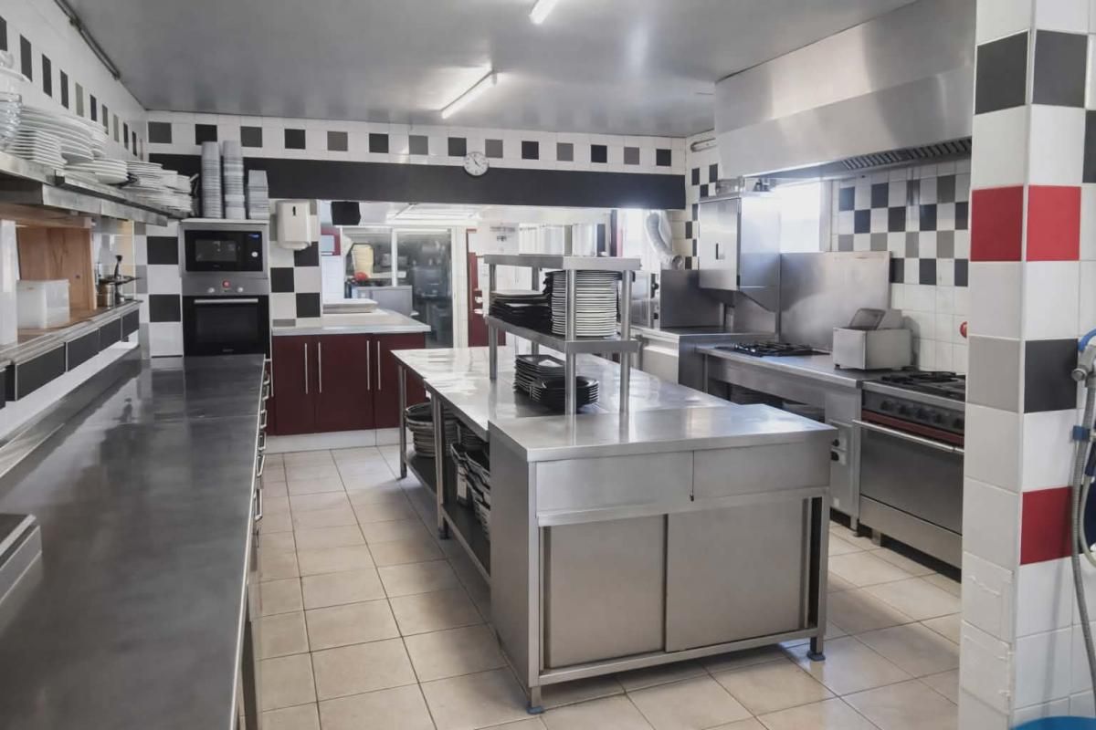 SAUMUR SAINT MARTIN DE LA PLACE - MURS COMMERCIAUX LIBRES 272 m2 3