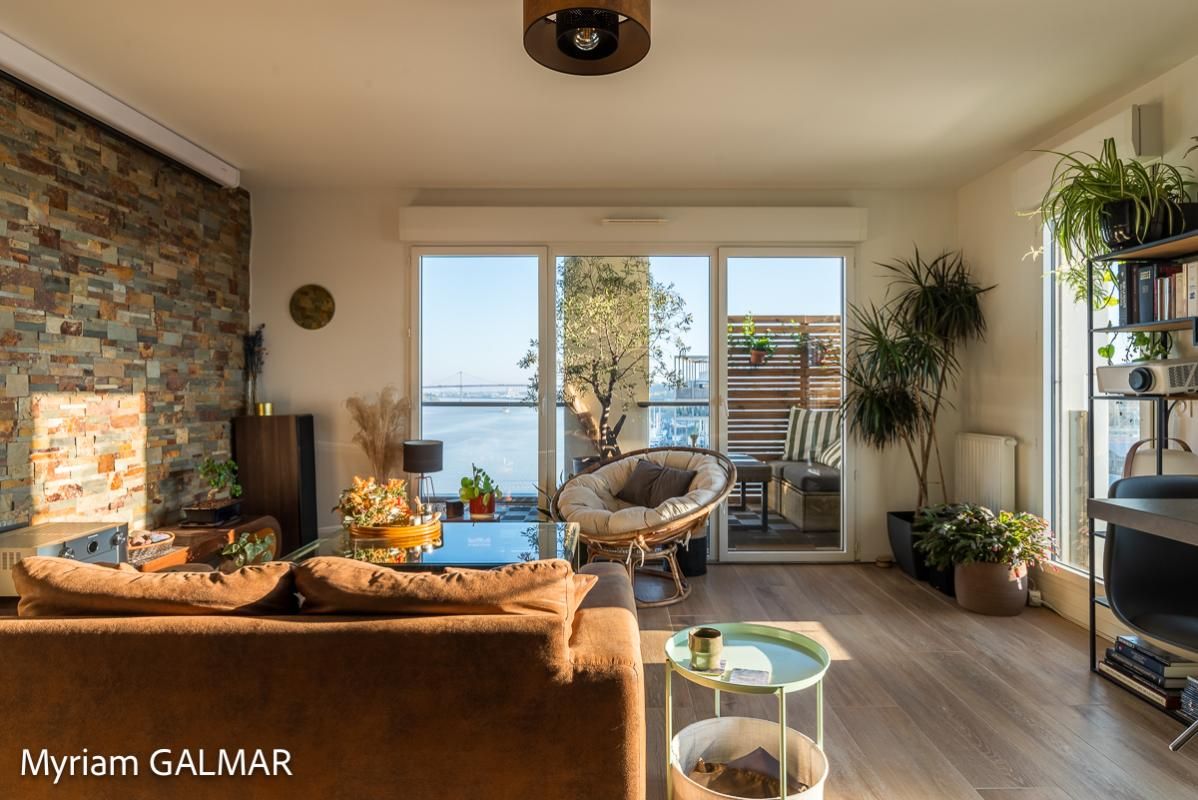 BORDEAUX Incroyable vue panoramique pour ce T3 avec grande loggia proche de toutes commodités 2