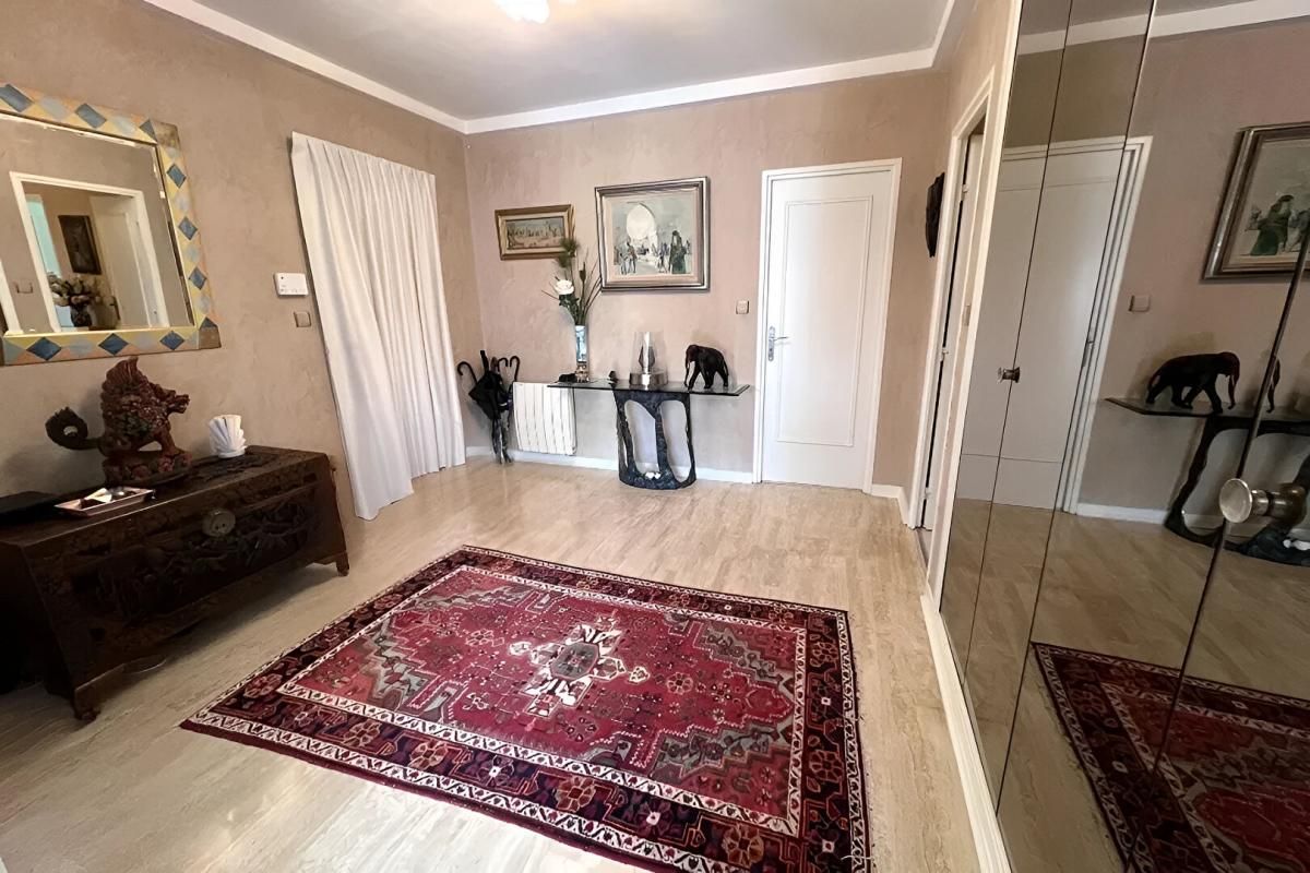 CHARBONNIERES-LES-BAINS CHARBONNIERES  LES BAINS . Appartement  109m2 CARREZ - 4 pièces- Avec terrasse ,cave et garage 4