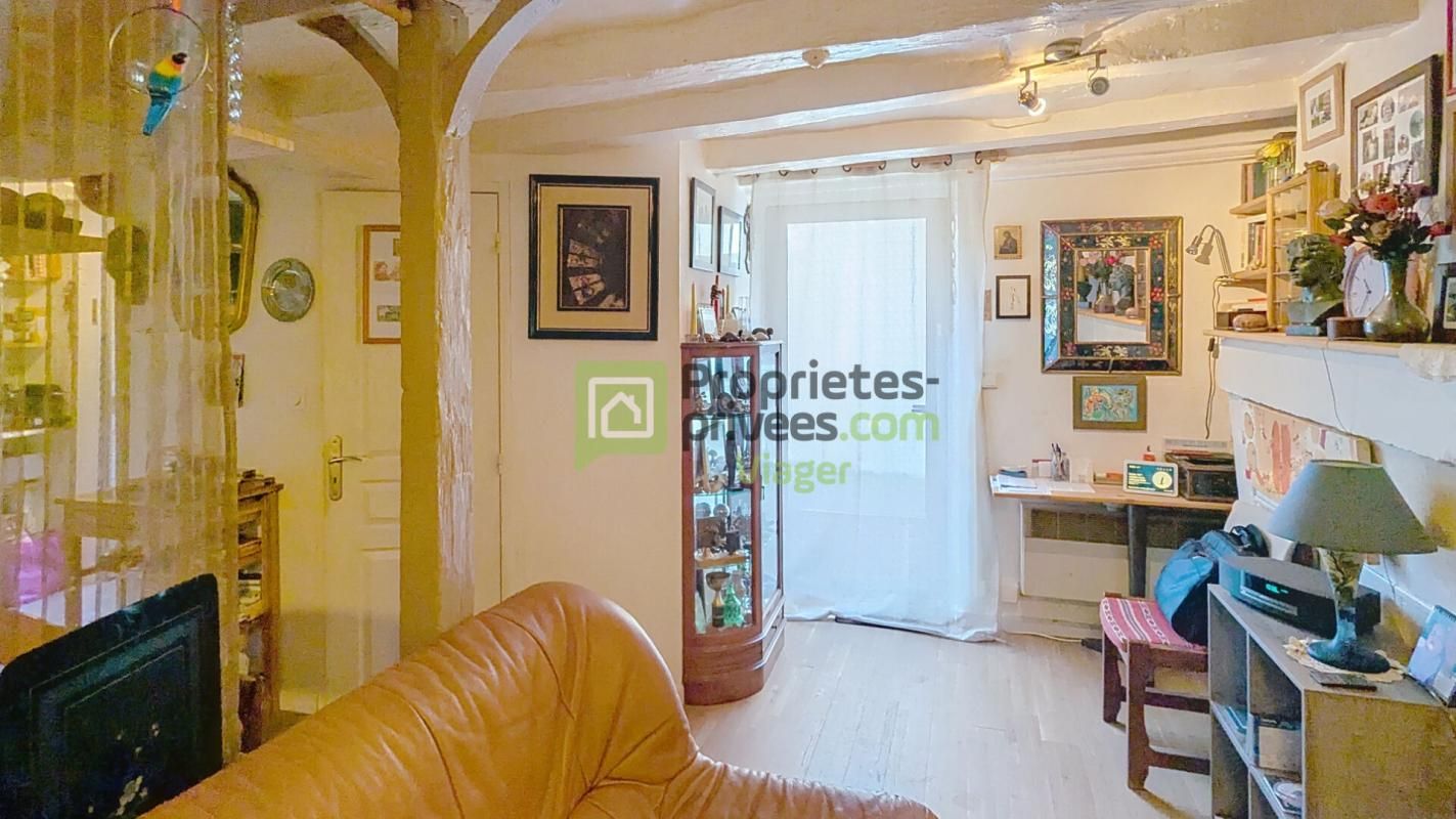 BOURGUEIL Maison de bourg. Viager occupé. BOURGUEIL 2