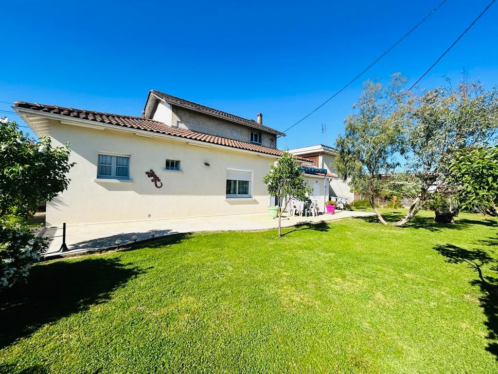 Maison La Lande De Fronsac avec beau jardin à 650m des commerces!