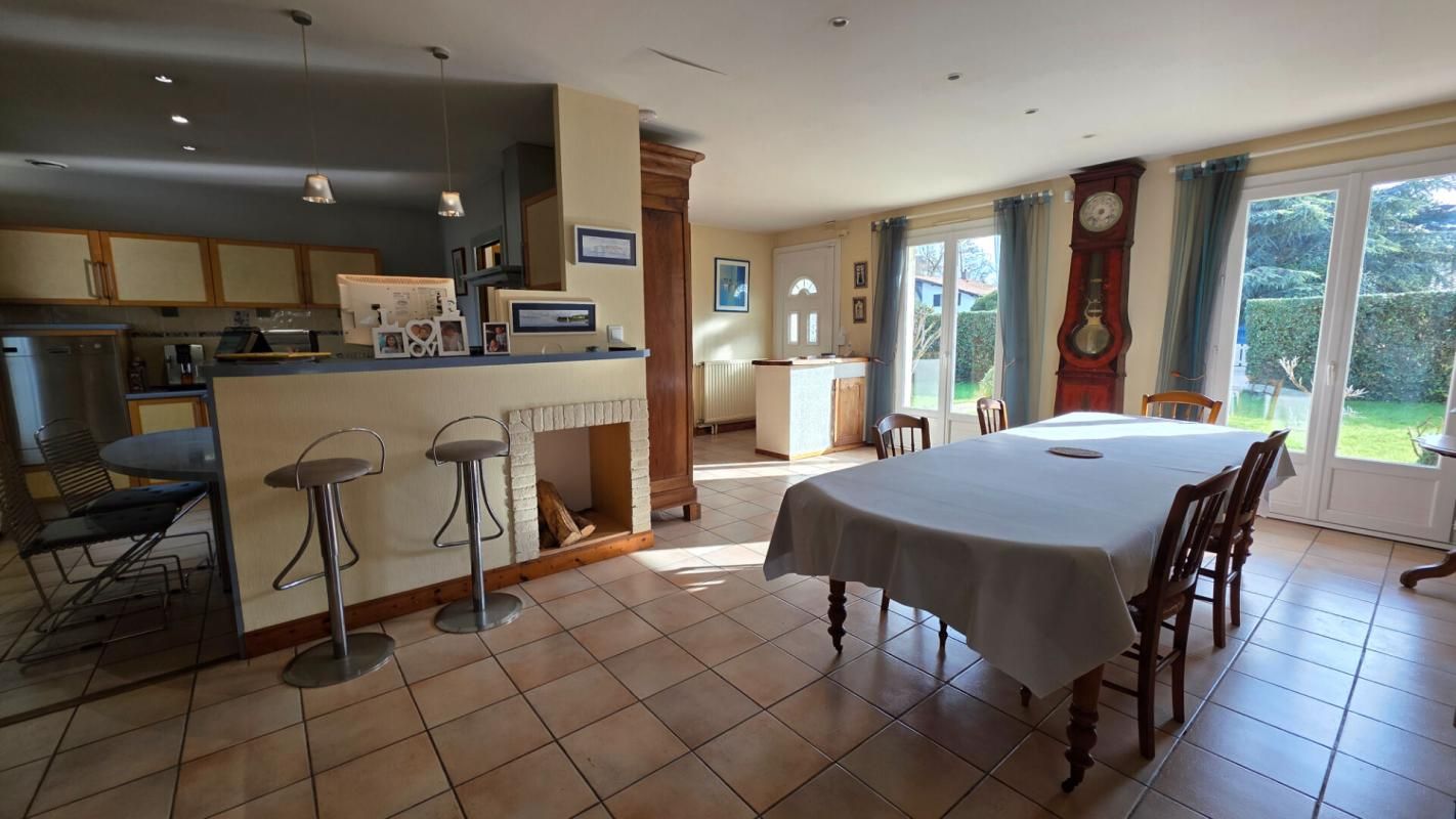 ARTIGUES-PRES-BORDEAUX Maison 7 pièces de 172m2 Artigues Près Bordeaux sur 900m² de terrain 4