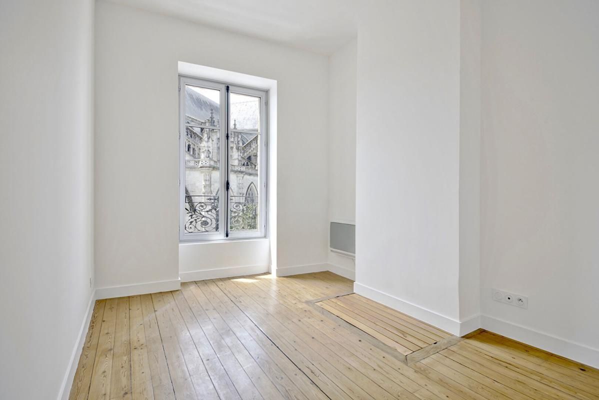 BORDEAUX T2 lumineux 59 m² ? Vue Église Saint-Michel ? Bordeaux centre historique 3