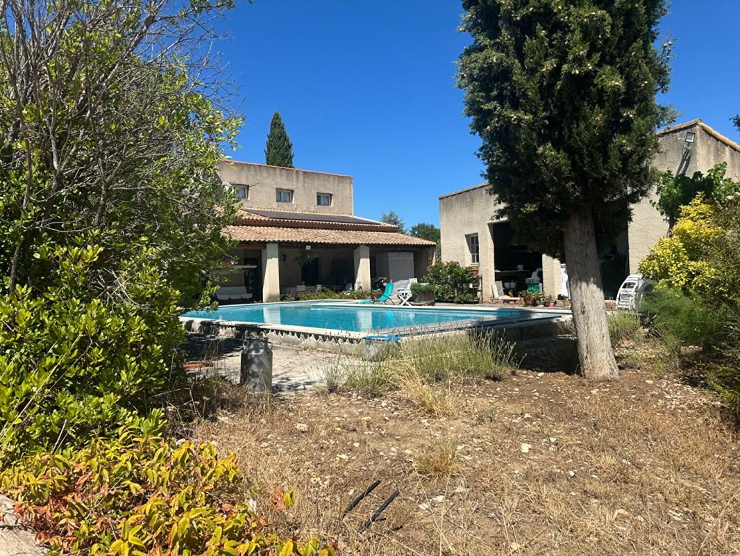 LA TOUR-D'AIGUES À vendre : Maison familiale avec piscine, jardin et vue imprenable à La Tour-d'Aigues 4