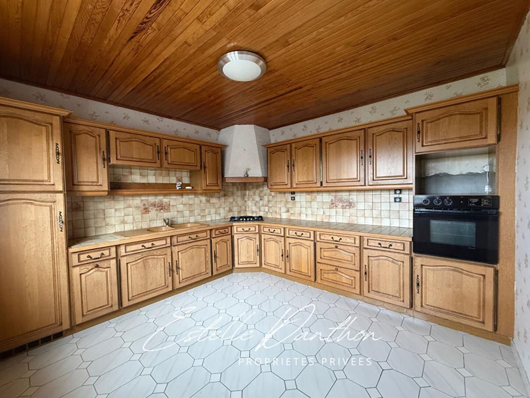 BIZONNES Maison sur sous-sol complet avec hangar 3