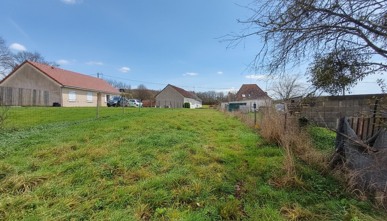 CELON Terrain Celon proche bourg 2085 m2 3