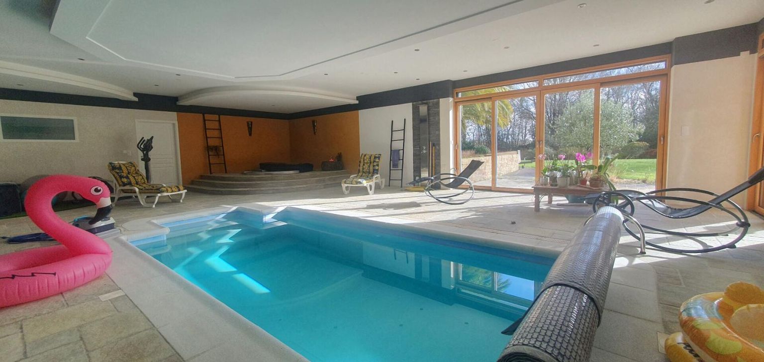 Propriété contemporaine d'exception avec piscine et spa d'intérieur