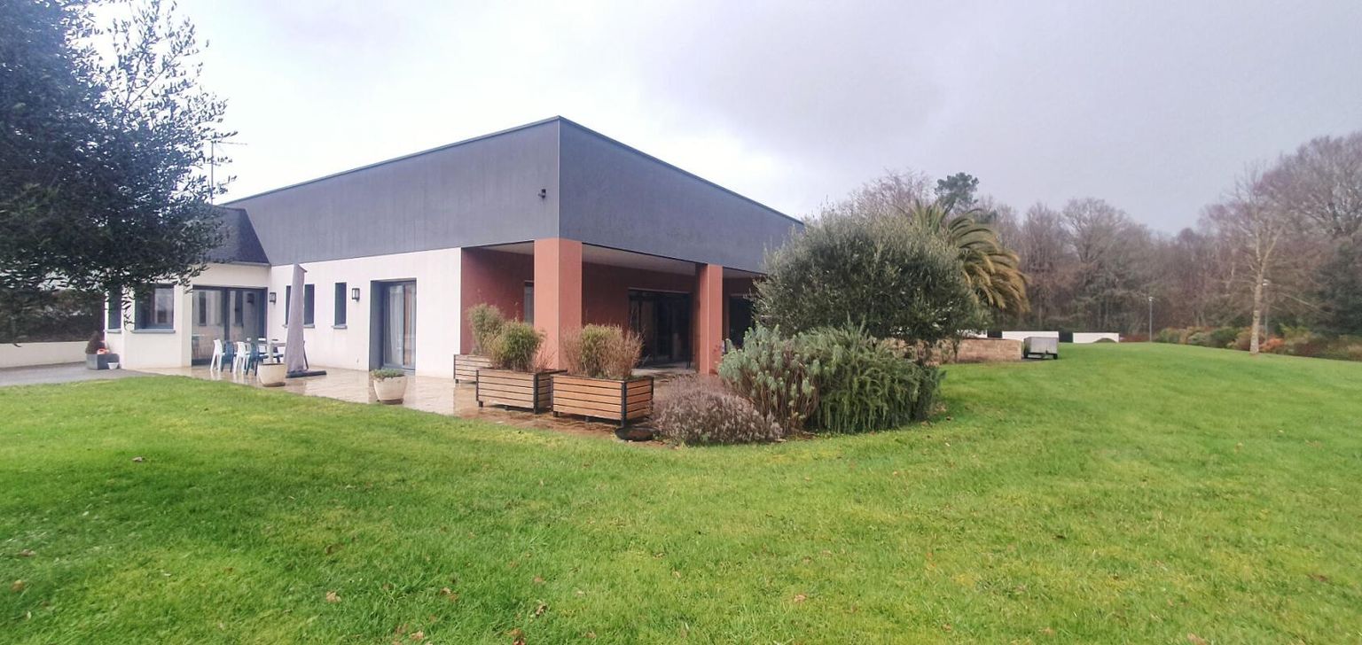 LANGUIDIC Propriété contemporaine d'exception avec piscine et spa d'intérieur 4