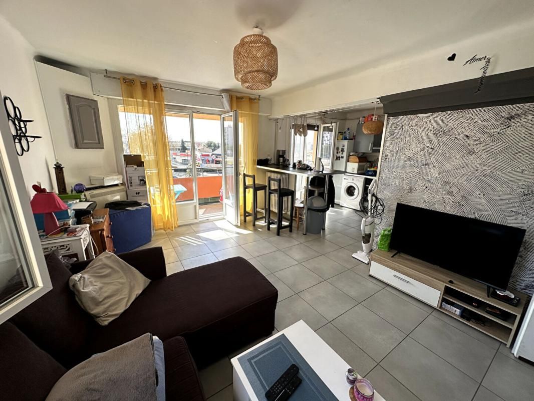 SALON-DE-PROVENCE Grand Studio meublé à louer sur Salon-de-Provence 2