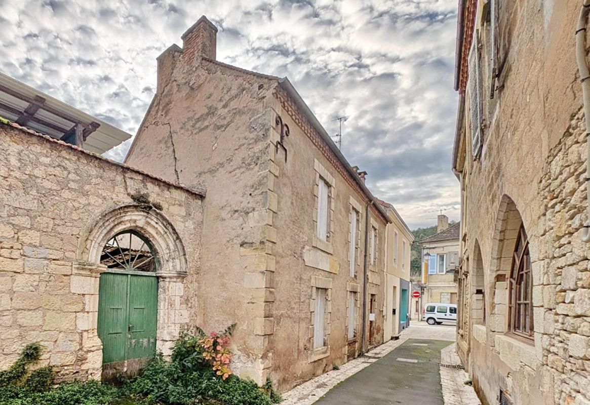 LE BUGUE Maison centre ville 3 chambres + cour 1