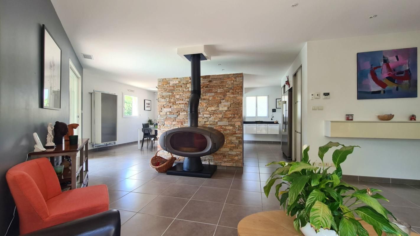 UZES Villa : belles prestations contemporaines avec piscine 4