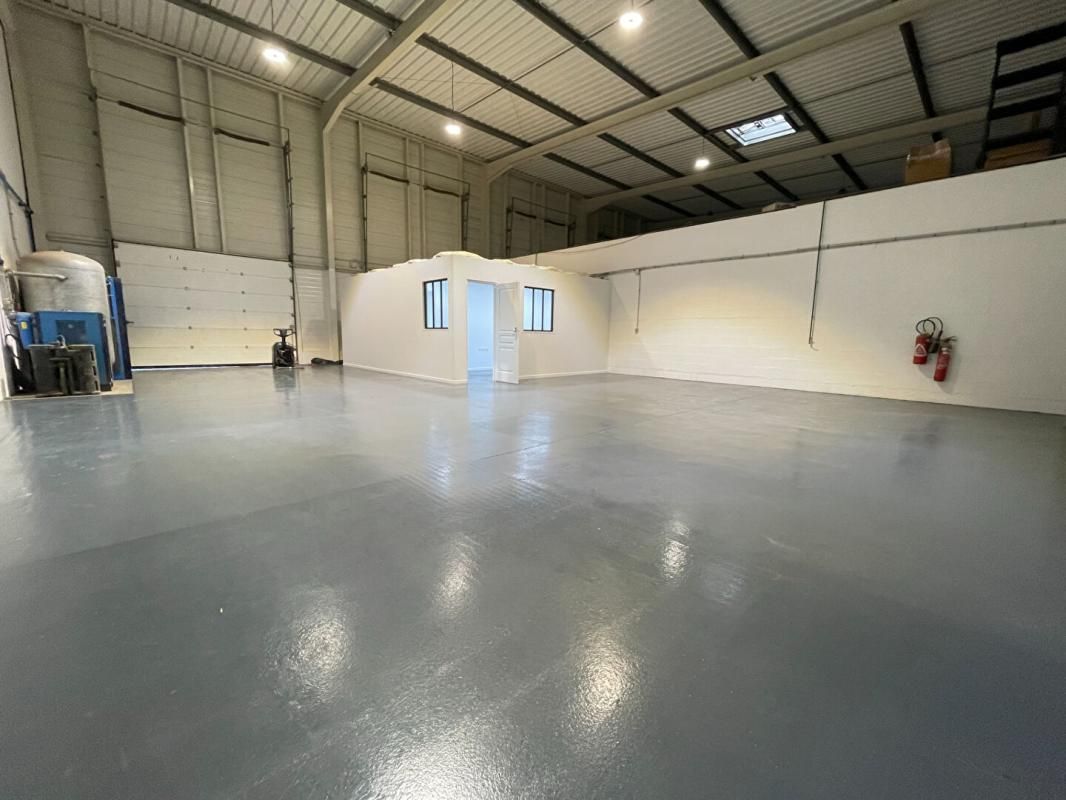 LOCAL D'ACTIVITE PARC ALATA 205m2 avec Parkings Privatifs