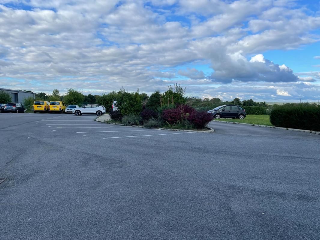 VERNEUIL-EN-HALATTE LOCAL D'ACTIVITE PARC ALATA 205m2 avec Parkings Privatifs 2