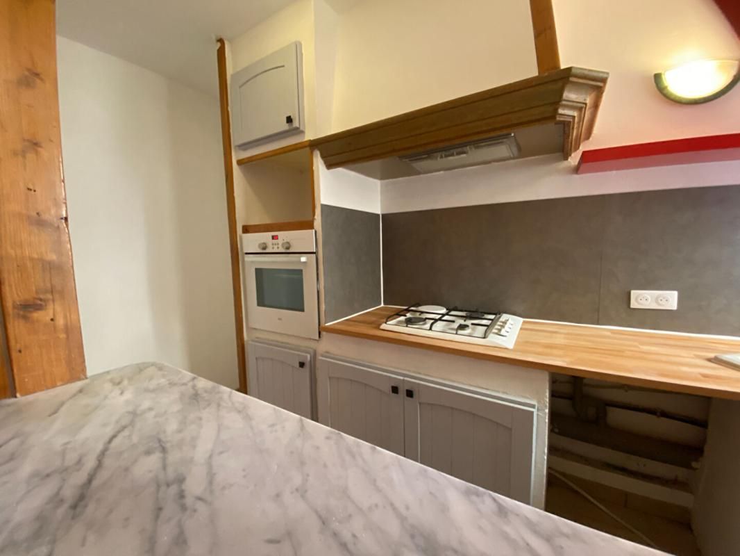 CADENET À louer : T3 de 76 m² avec cour et dépendance au coeur de Cadenet 2