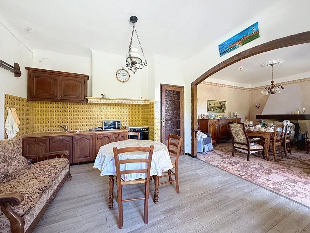 CUERS Cuers ! Propriété de 320 m2 avec garage à rénover 2