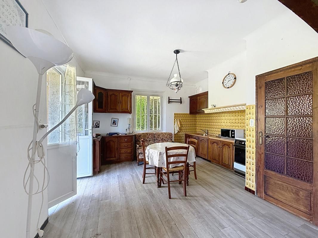 CUERS Cuers ! Propriété de 320 m2 avec garage à rénover 3