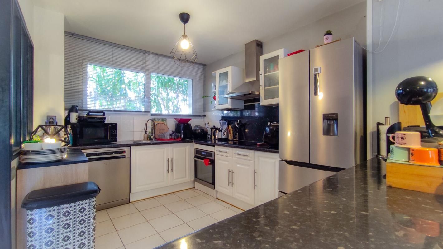 LA LONDE-LES-MAURES LA LONDE A LOUER MEUBLEE A L'ANNEE Maison de ville T4 +loggia+parking S/S 4