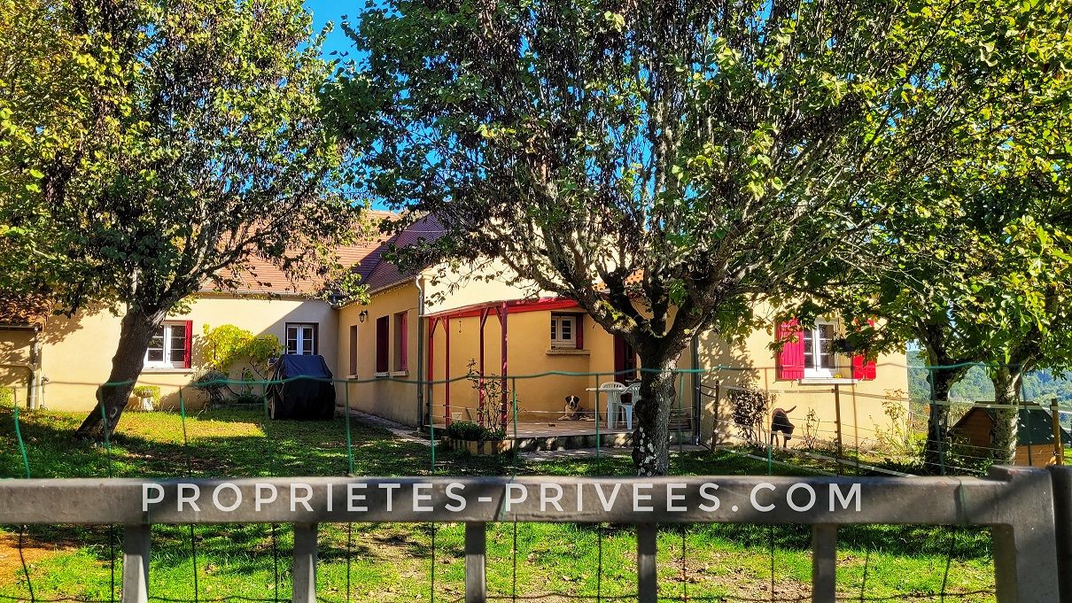 Plazac- Vallée Vézère - Maison en pierre avec 2 parties indépendantes. Vue magnifique. 3/4 chambres. Dépendances. Terrain attenant et non attenant: environ 3ha