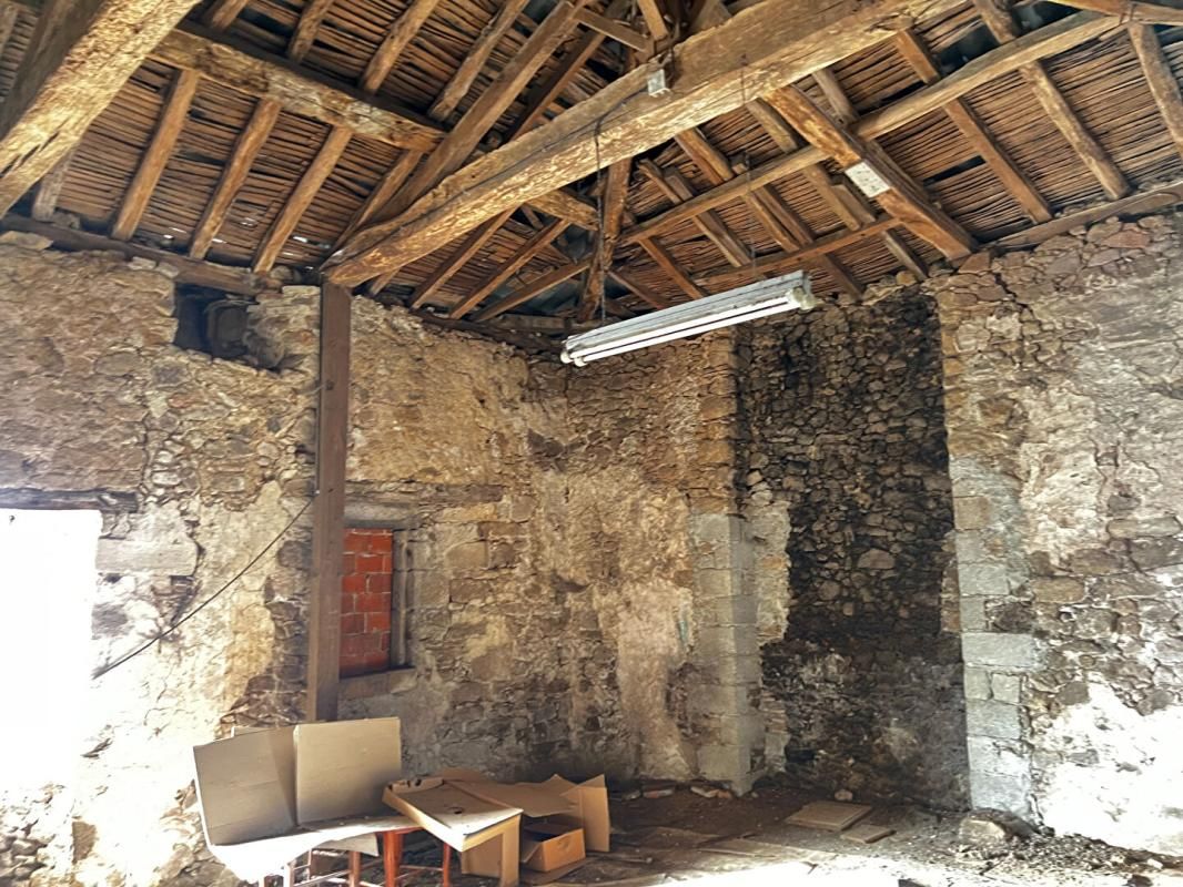 POUZAUGES Maison  6 pièces, 97 m² + dépendances en pierres 3